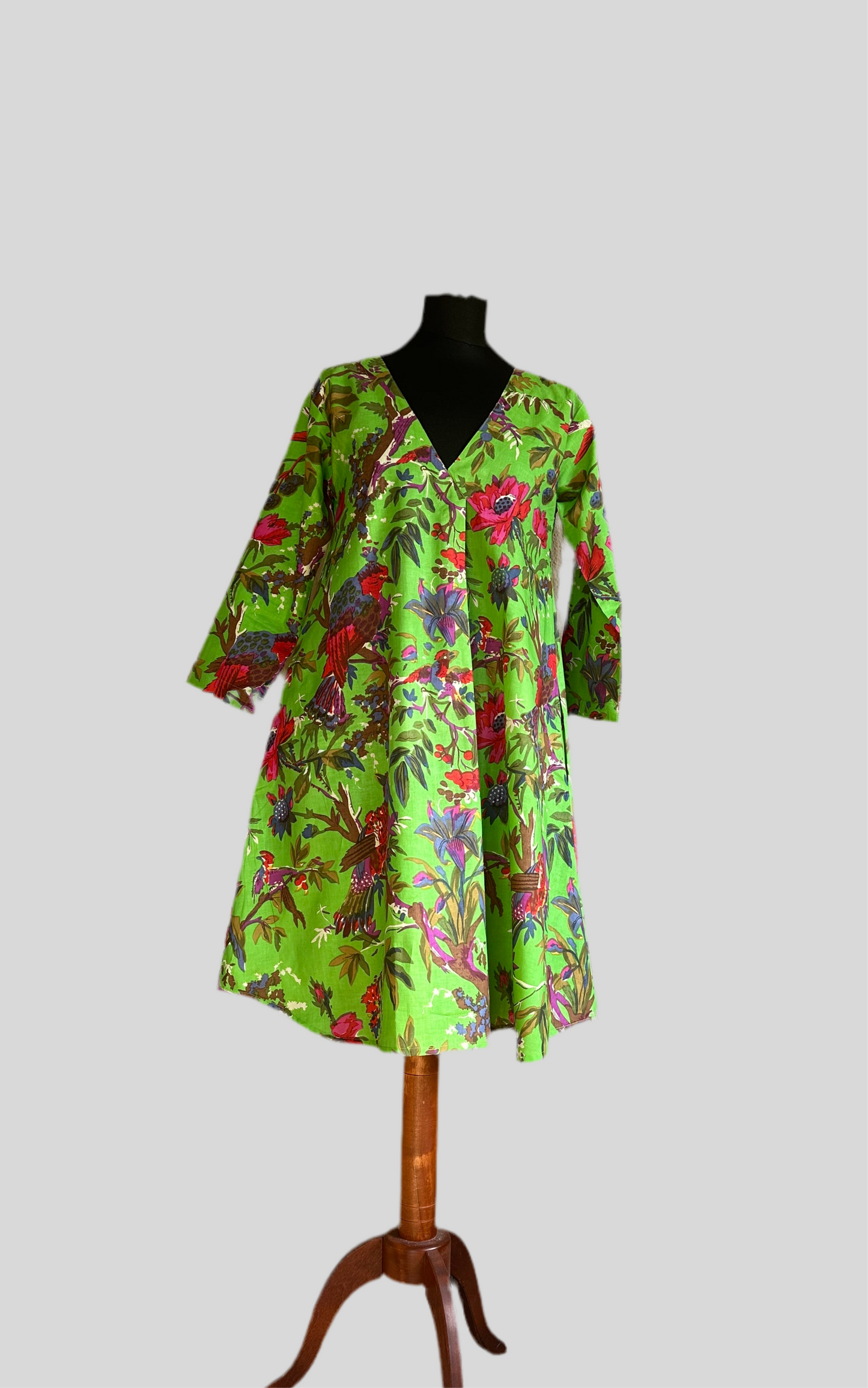Grünes Kleid von vorne