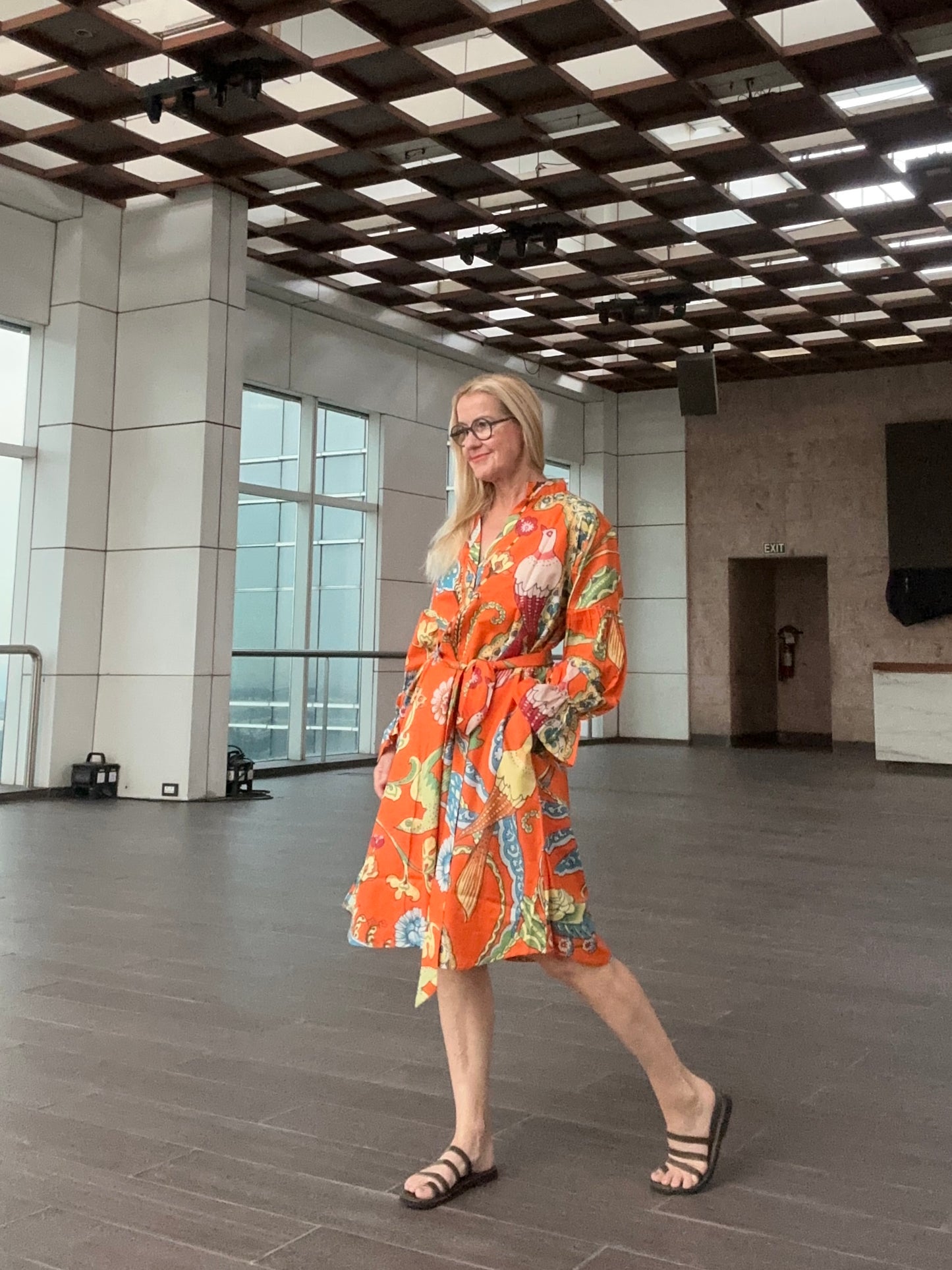 Exotisches Kleid von der Seite