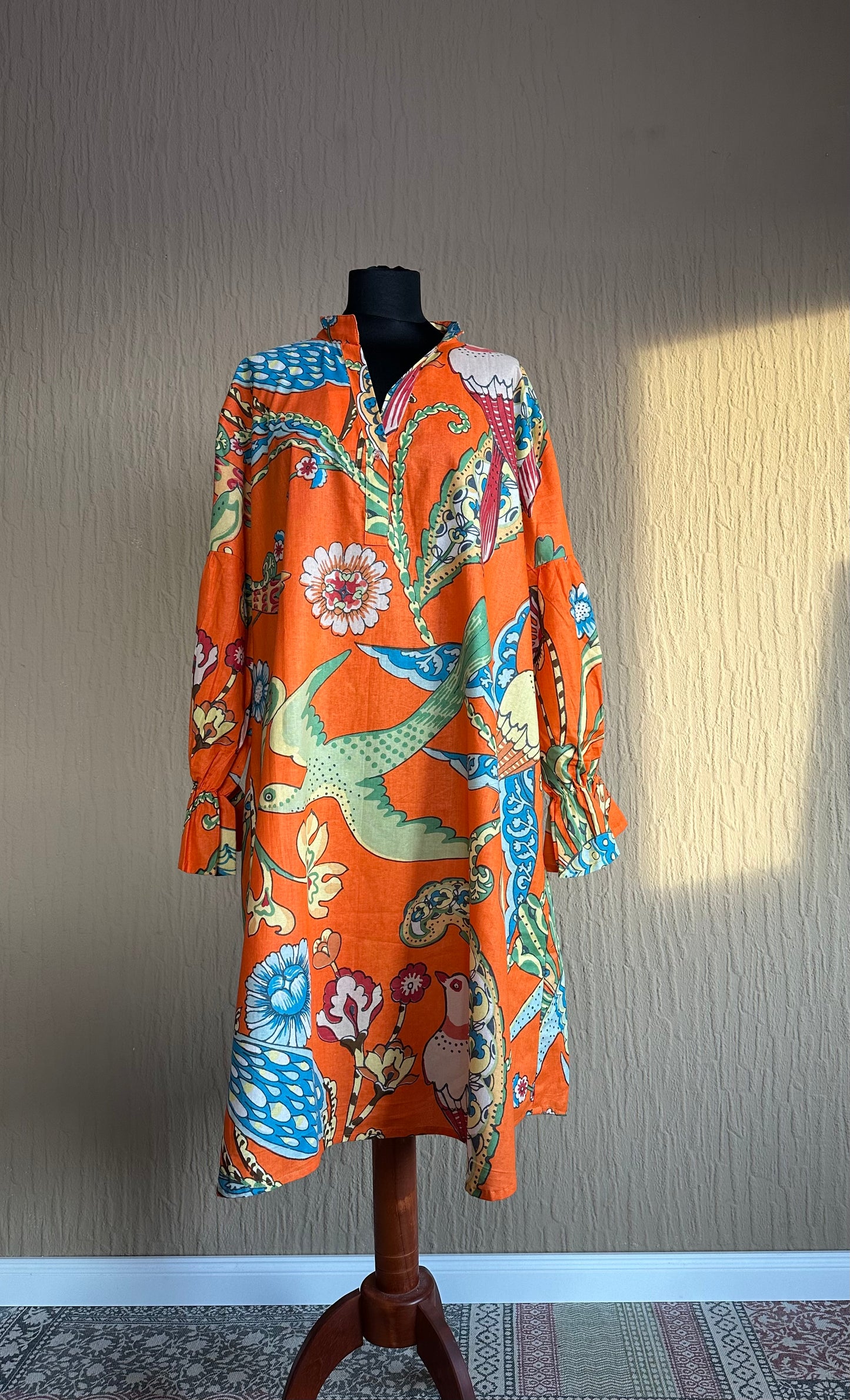 Exotisches Kleid von vorne