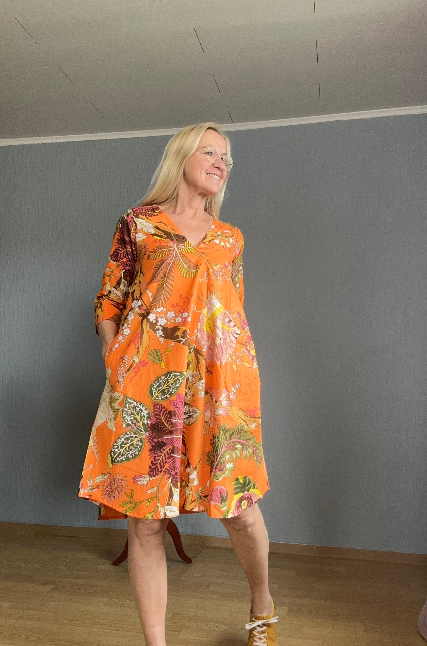 Exotisches Kleid von vorne