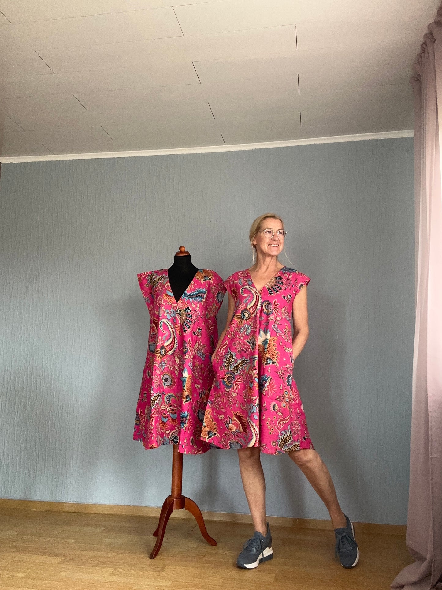 Rosa Kleid von vorne