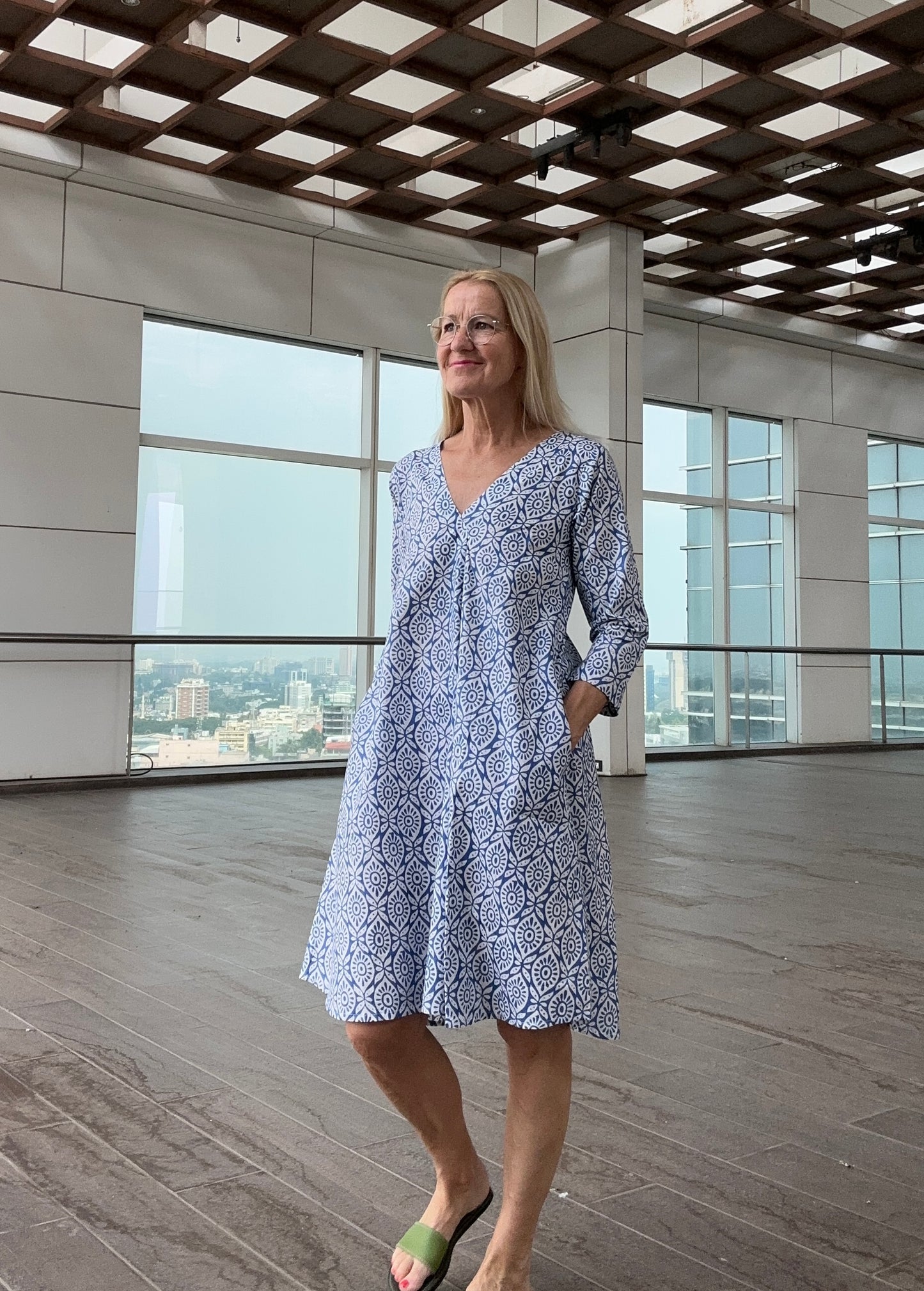 Blau weißes Kleid von vorne