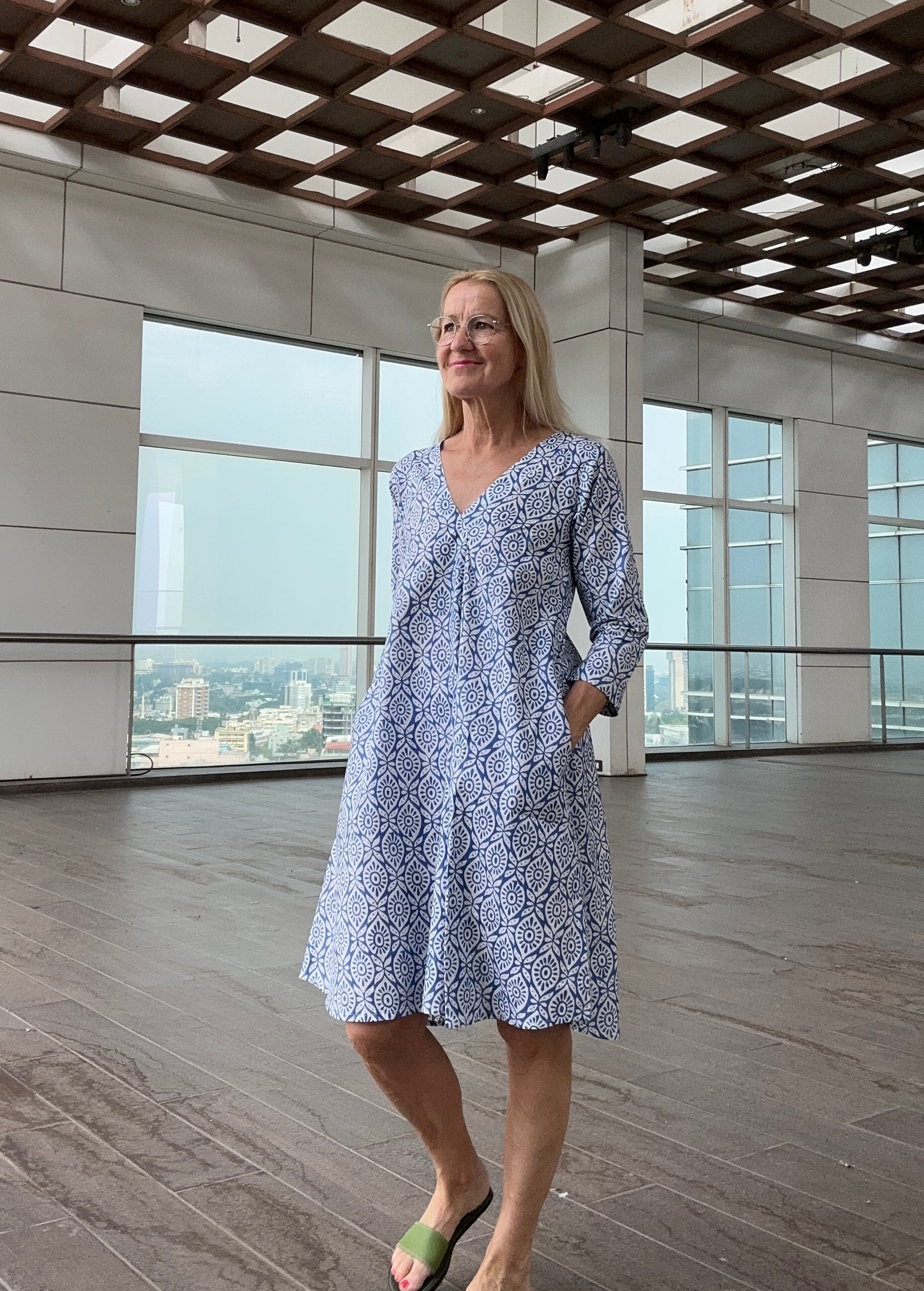 Blau weißes Kleid von vorne