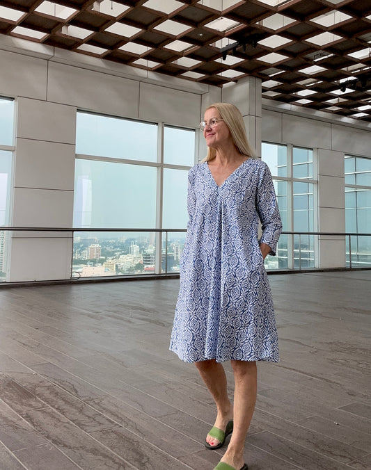 Blau weißes Kleid von vorne